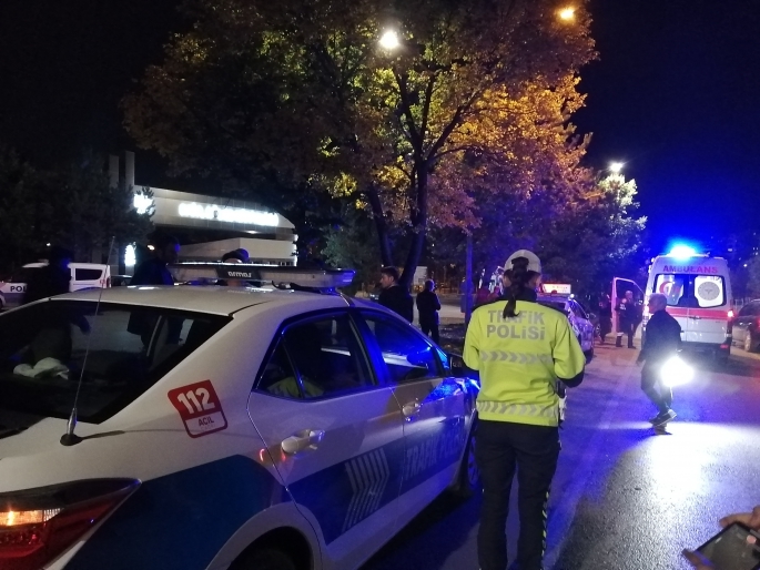 Ambulans U dönüşü yapan araca çarptı, kaza sonucu 2 kişi yaralandı