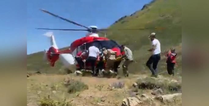 Çatak'ta attan düşen 62 yaşındaki kişi helikopterle hastaneye kaldırıldı