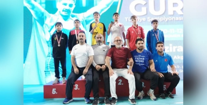 Elazığ'da genç güreşçi Muhammed Hasan Hüseyin Çelik Türkiye ikincisi oldu