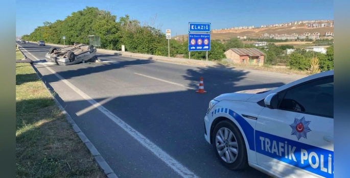 Elazığ'da korkunç kaza: Beton mikseriyle çarpışan otomobil ters döndü, 4 yaralı