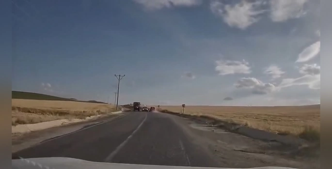 Elazığ'da tehlikeli sollama anı kamerada: Kaza son anda önlendi