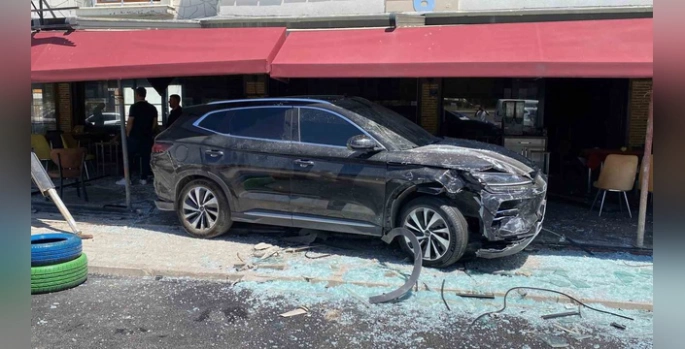 Elazığ'da trafik kazası: Kafeye dalan cipte 1 yaralı