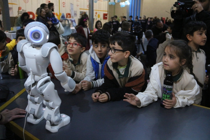 Erzurum Bilim Şenliğinde öğrencilerin dikkatini ‘Mucit’ isimli robot çekti