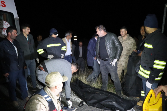 İki otomobil çaya düştü: 1 ölü, 2 yaralı, 2 kayıp
