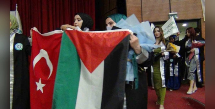 Kars'ta KAÜ mezuniyet töreni: Öğrenciler Türk, Filistin ve Doğu Türkistan bayrakları açtı