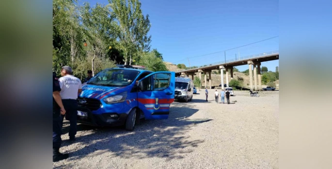 Keban'da köprüden nehre atlayan yaşlı adam kurtarıldı