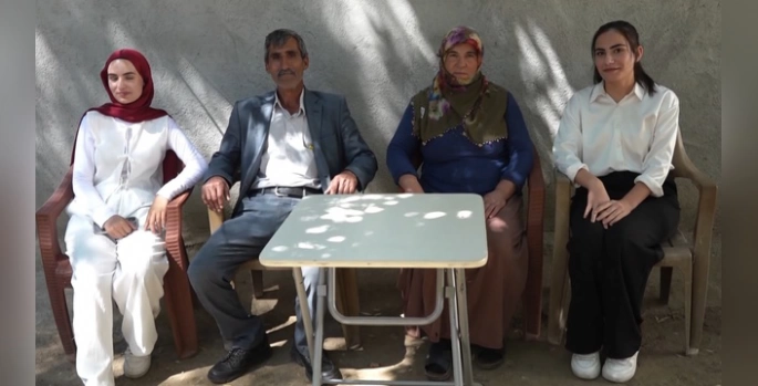 Muş'ta Sınav Sonrası Sürpriz: Babadan Kızına Çiçek!