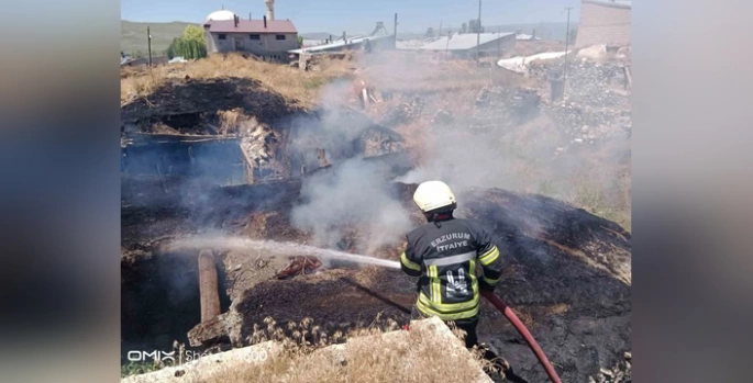 Pasinler'de ahır yangını söndürüldü