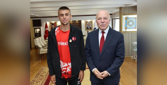 Sekmen, Balkan Şampiyonu Bozdağ'ı tebrik etti: 