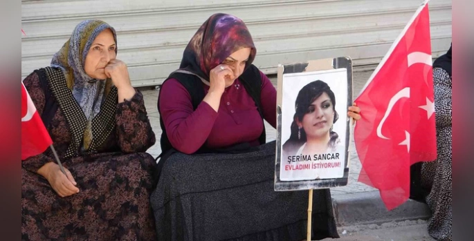 Van'da annelerin 104 haftalık nöbeti: 'Bir oğlum mezarda, bir oğlum dağda'