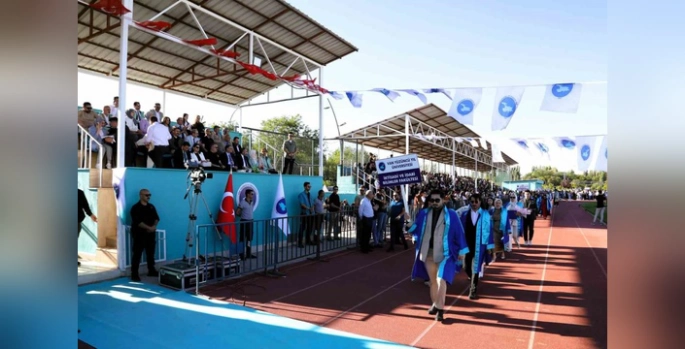 Van Valisi, YYÜ Mezuniyet Töreni'nde Öğrencileri Kutladı: 