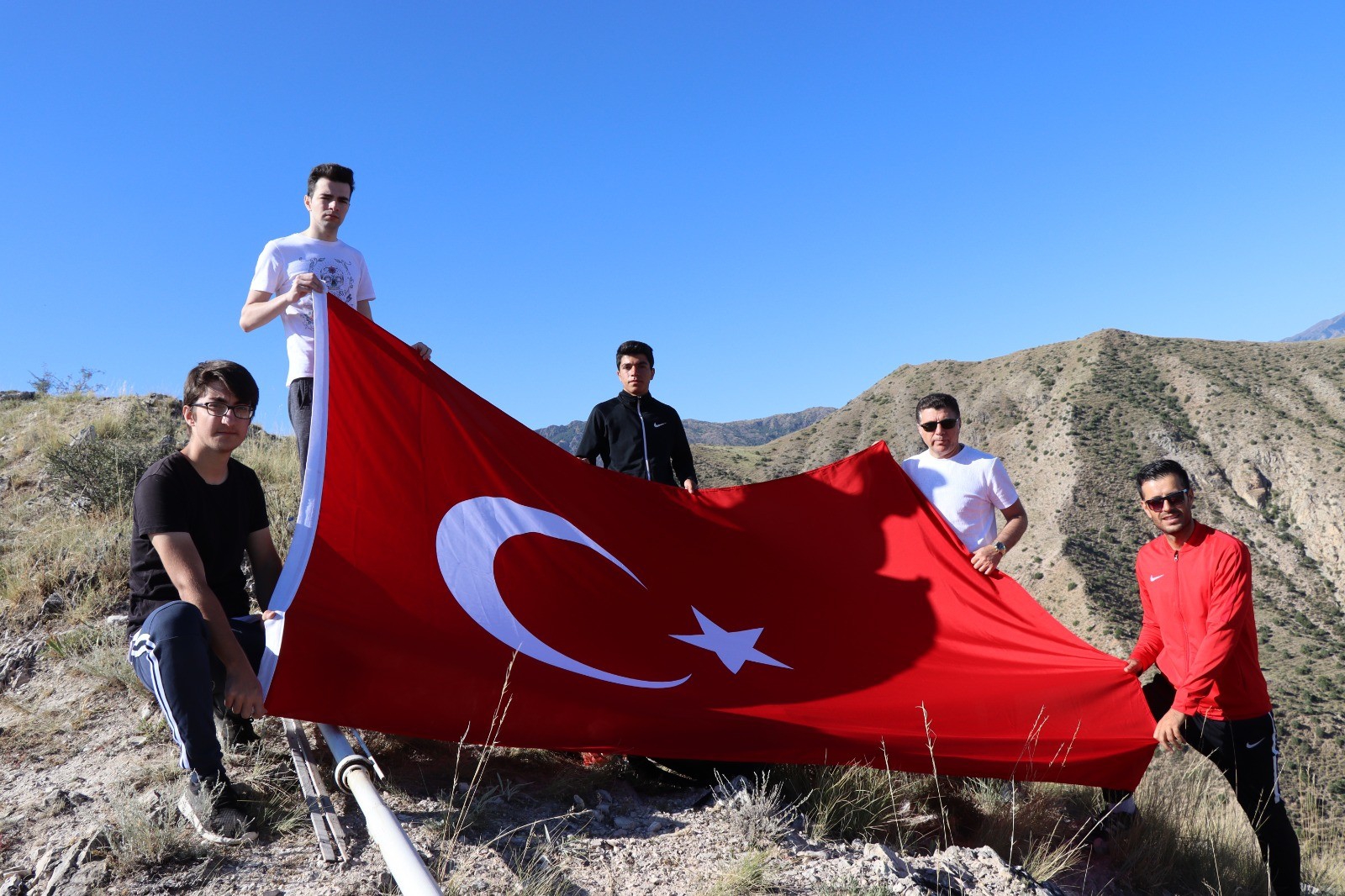 1500 rakımlı dağa tırmanıp, yıpranan Türk bayrağını değiştirdiler