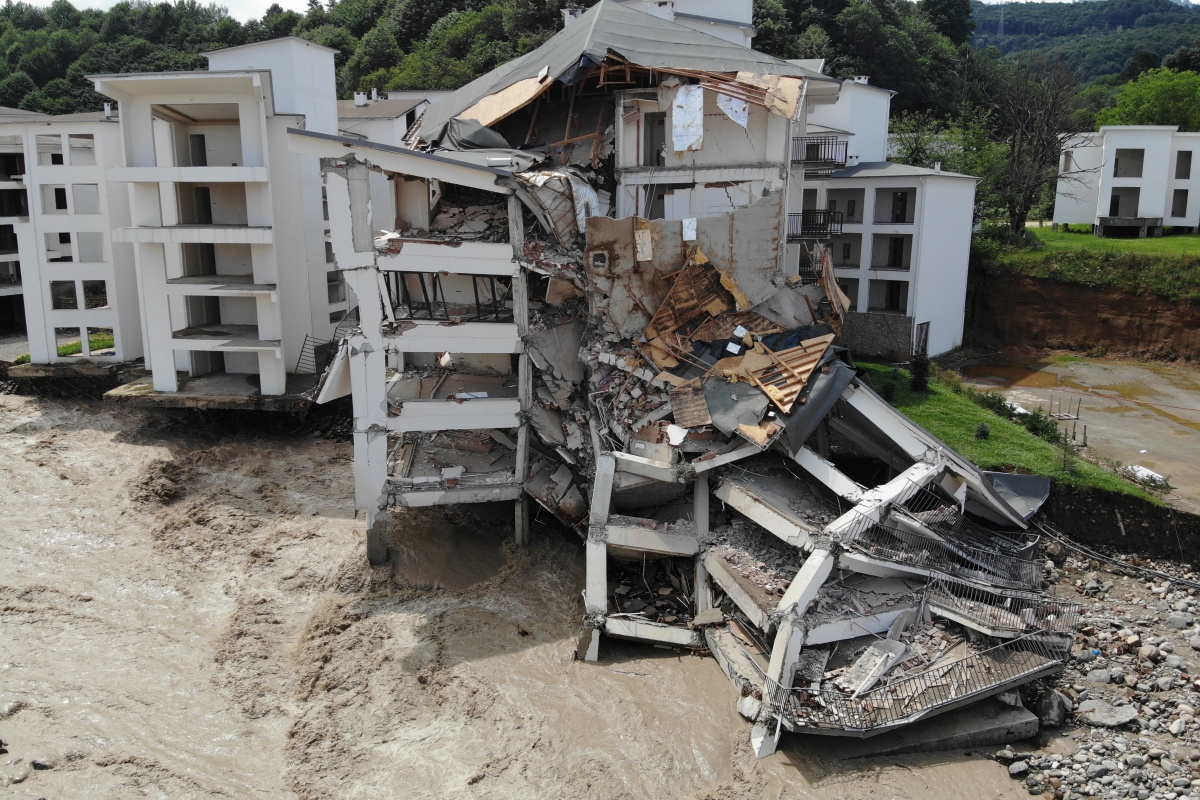 3 ay sonra açılışı yapılacak olan otel sel sularında yıkıldı