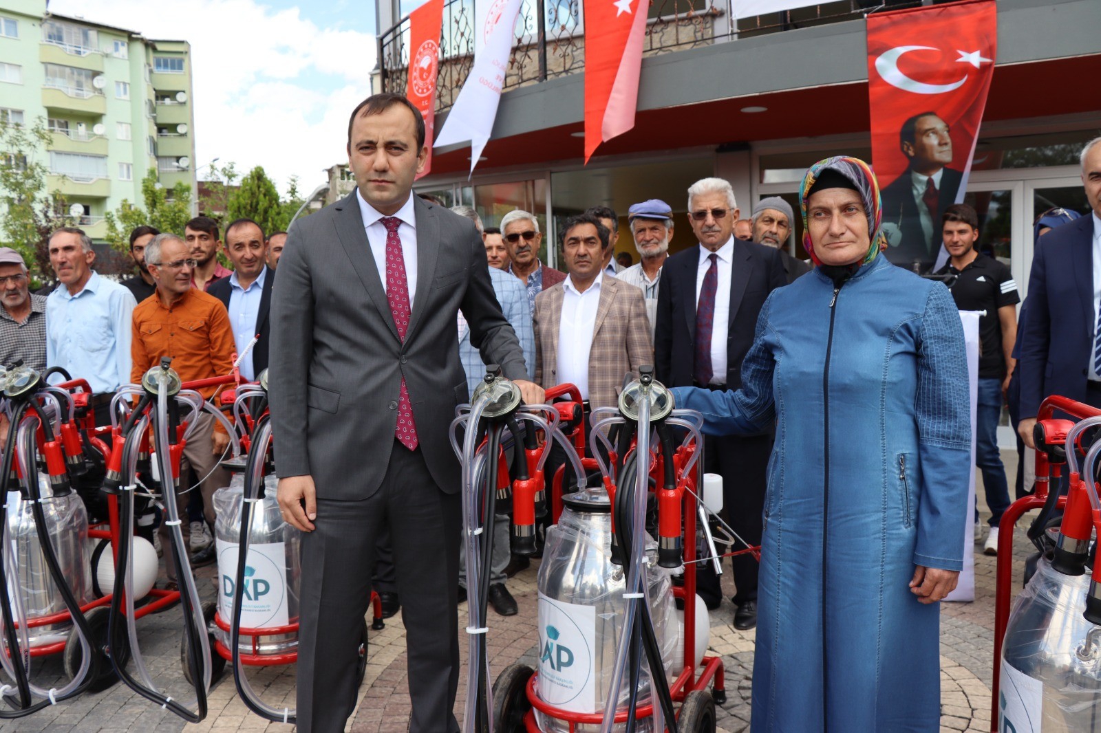 61 çiftçiye süt sağım makinesi dağıtıldı