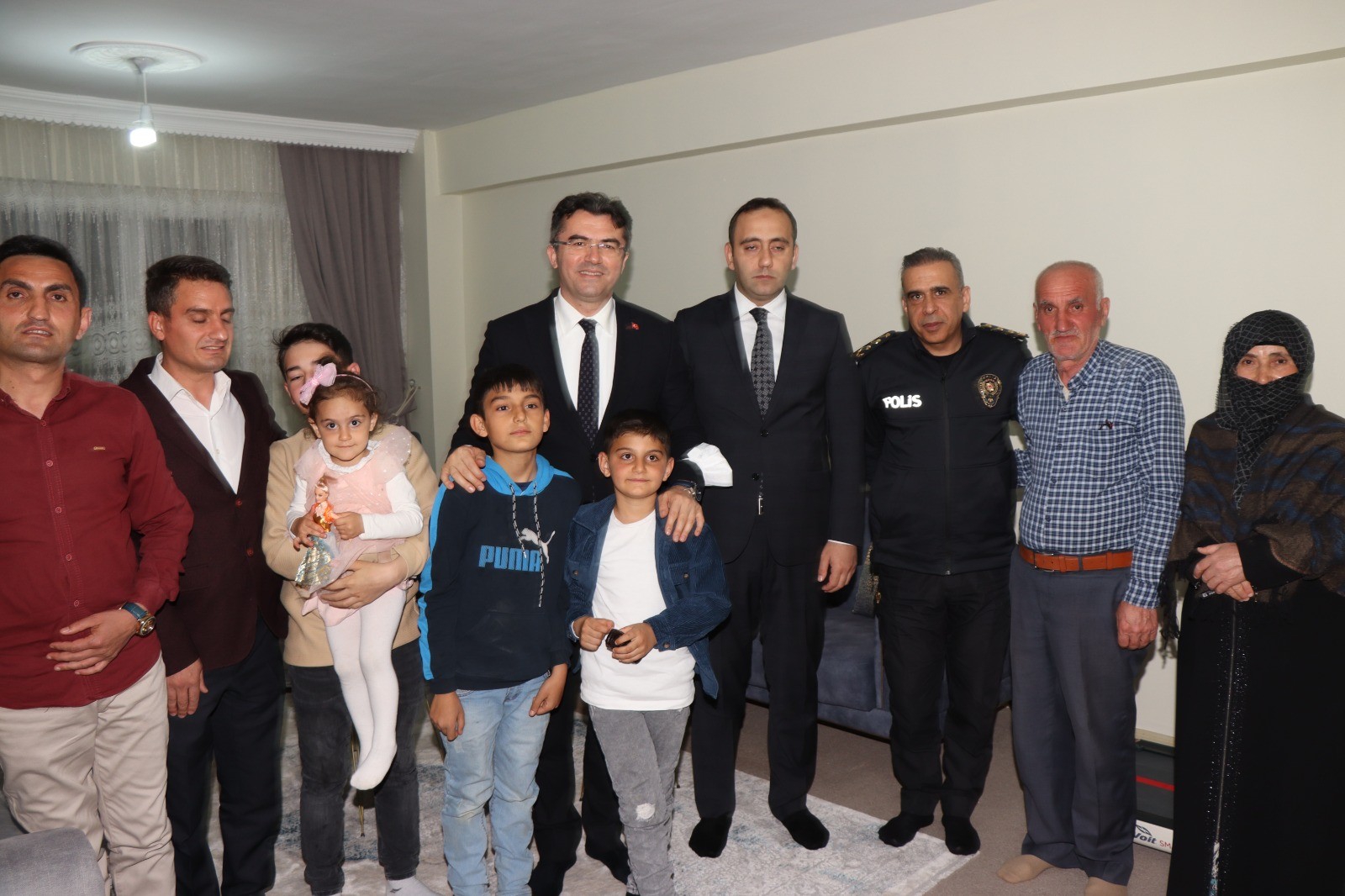 7 yaşındaki Berat, Vali'yi sosyal medyadan evlerine çaya davet etti