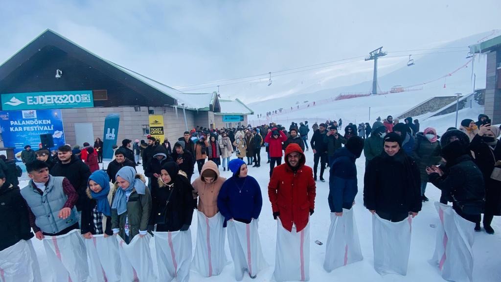 AK Gençlik’ten Palandöken’de kar festivali