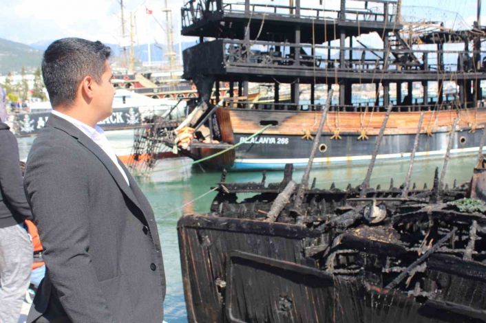 Alanyada yangında batan teknedeki 2 Türk bayrağı çıkartıldı
