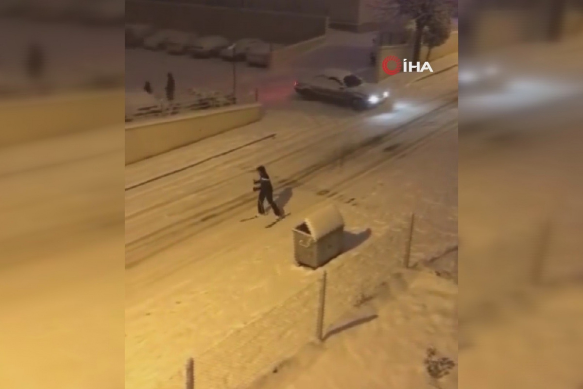Ankara'da karla kaplı sokakta kayak keyfi kamerada