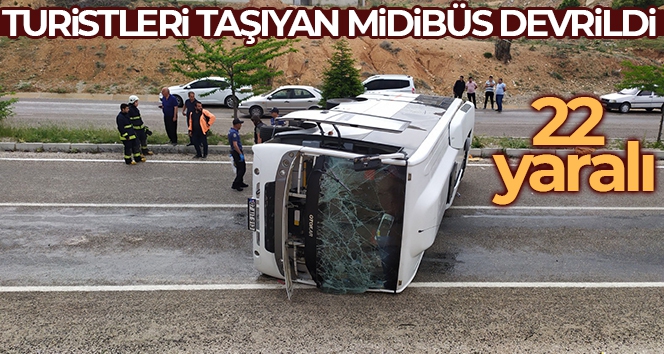 Antalya'da Romanya uyruklu turistleri taşıyan midibüs devrildi: 22 yaralı