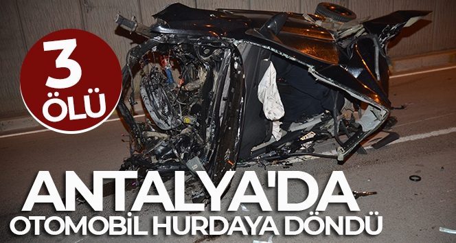 Antalya'da yön levhasına çarpan otomobil hurdaya döndü: 3 ölü