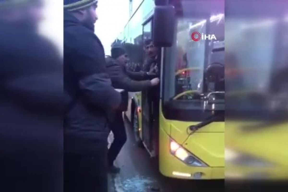Arnavutköy'de İETT şoförüne sinirlenen genç, otobüsün camını tekme atarak kırdı