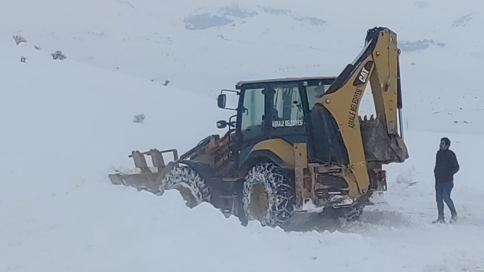 Aşkale’de aniden bastıran tipi geçit vermedi