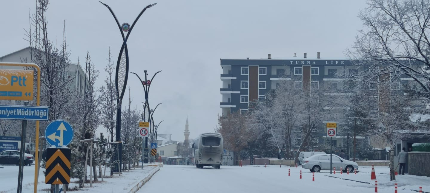 Aşkale güne karla başladı