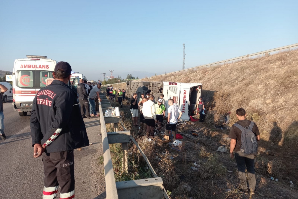 Asker adaylarını taşıyan otobüs devrildi: 30 yaralı