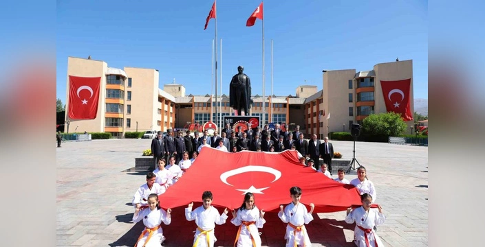 Atatürk'ün Erzincan Ziyareti 106. Yıldönümü Törenle Kutlandı: Tarihe Işık Tutan Bir Gün