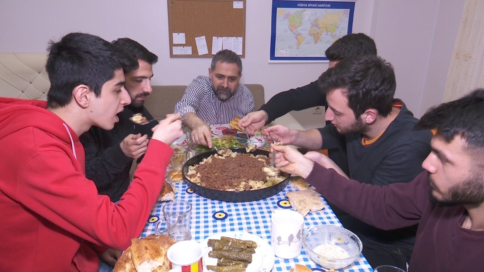 Başkan Uçar üniversiteli gençlere elleriyle iftar yemeği pişirdi