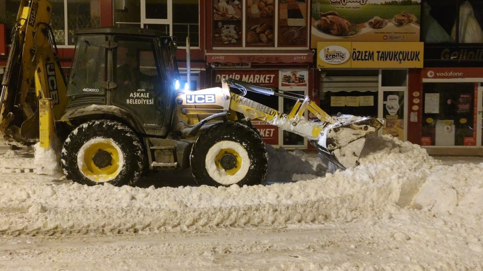 Belediye ekiplerinin gece kar mesaisi