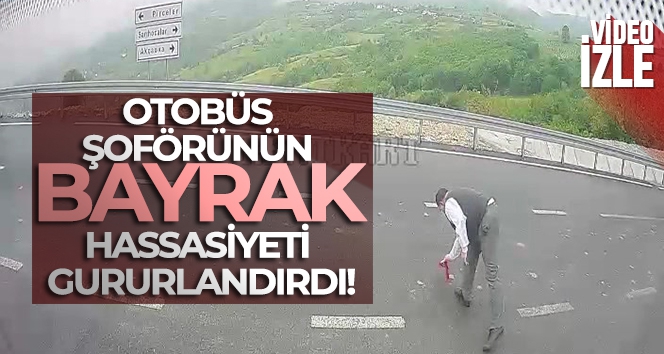Belediye otobüsünü durdurup, yerdeki Türk bayrağını aldı