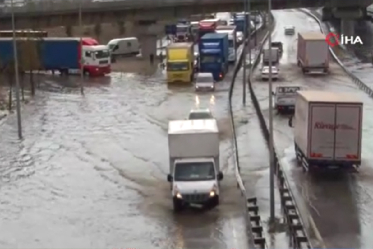 Beylikdüzü Ambarlı Liman Yolu'nu su bastı