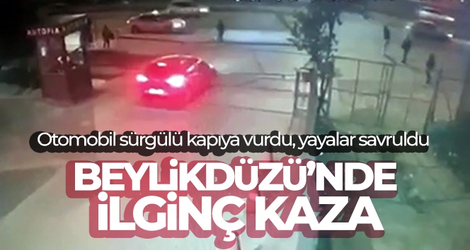 Beylikdüzü'nde ilginç kaza: Otomobil sürgülü kapıya vurdu, 3 kişi yaralandı