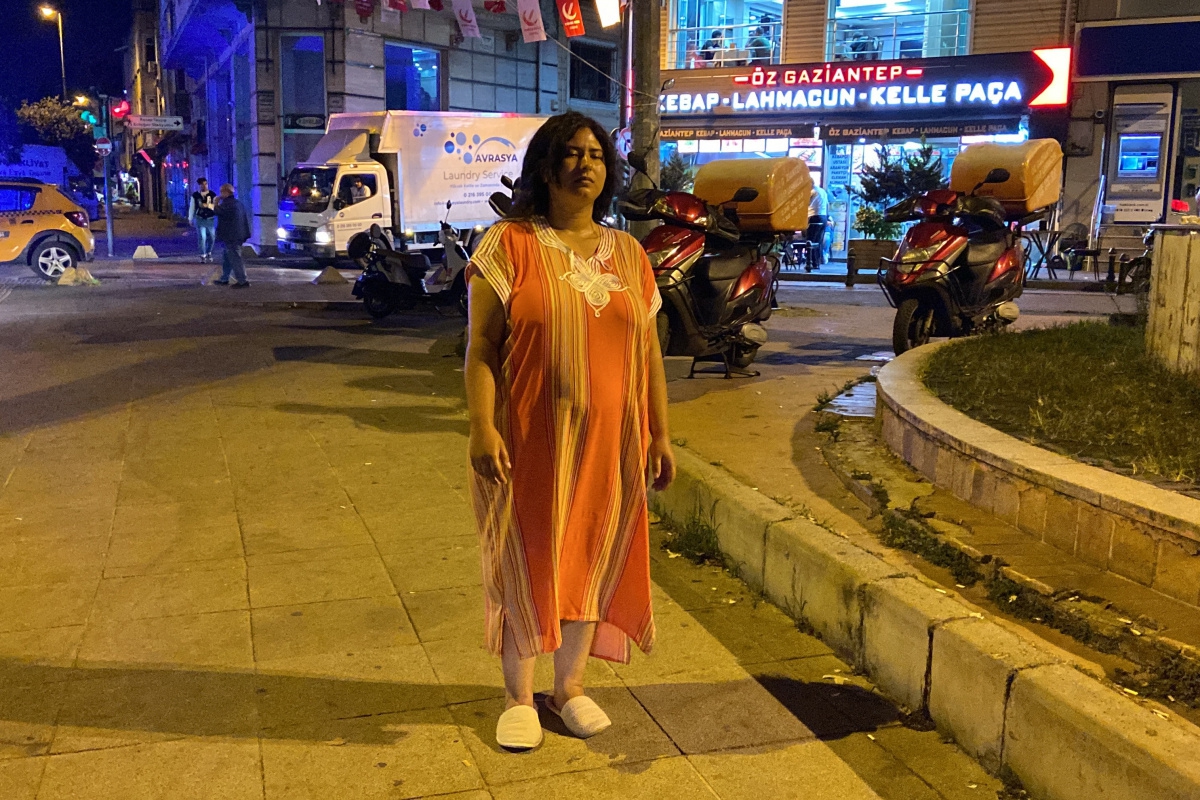 Beyoğlu'nda bir garip olay: Kaldırımda hareketsiz bekleyen kadın polisi alarma geçirdi