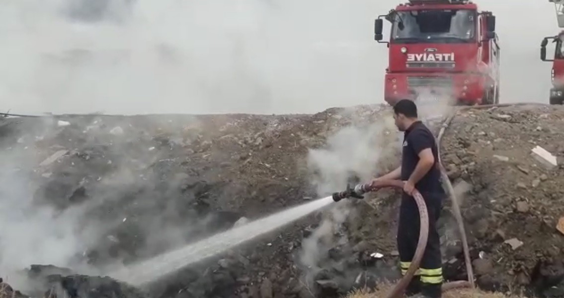 Boş arazide çıkan yangın büyümeden söndürüldü