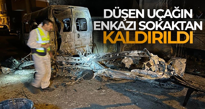 Bursa'da 2 kişinin öldüğü uçak kazasında kaza kırım ekibinin incelemesinin ardından enkaz sokaktan kaldırıldı