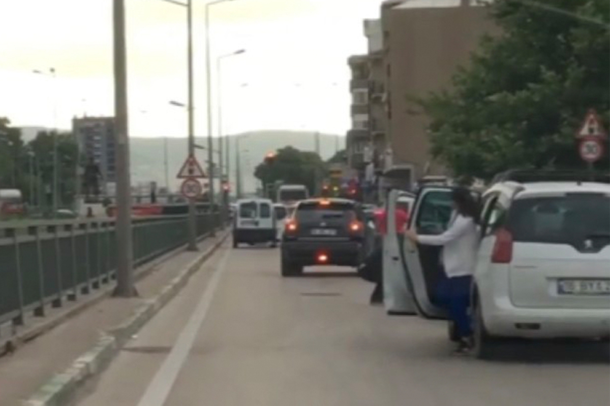 Bursa'da yol verme kavgasında ortalık meydan muharebesine döndü