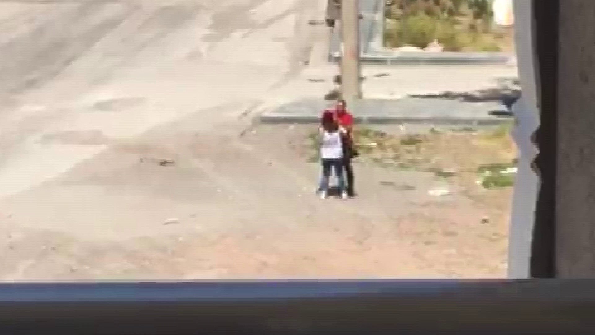 Cadde ortasında kadının boğazını sıkıp saçını çekti, hiçbir şey olmamış gibi yoluna devam etti