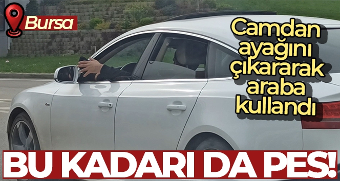 Camdan ayağını çıkaran sürücü 'bu kadarına da pes' dedirtti