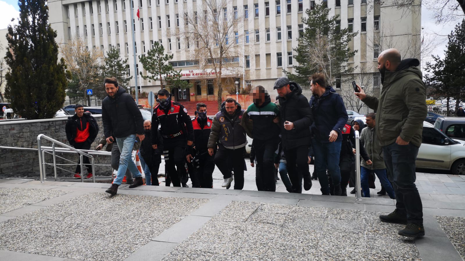 Cinayet şüphelisi yurt dışına kaçarken yakalandı