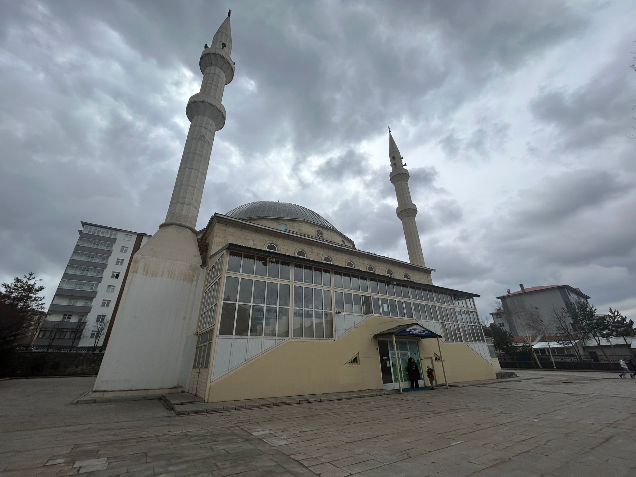 Çocukların biber gazlı oyunu cami cemaatini namazından etti, imam teravih namazını tamamlayamadı