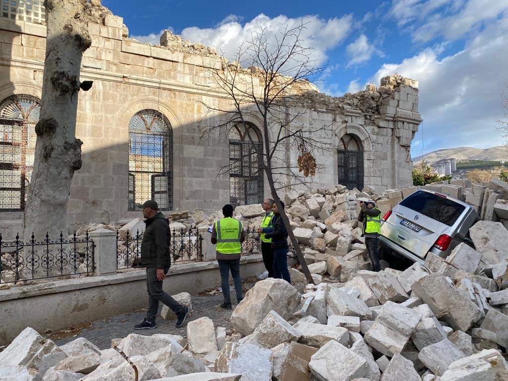 Depremde yıkılan asırlık Teze Cami restore edilecek