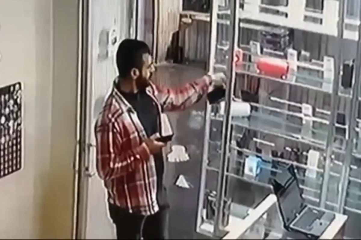 Dükkanda kimsenin olmadığı anlayan hırsız, vitrindeki telefonu çaldı
