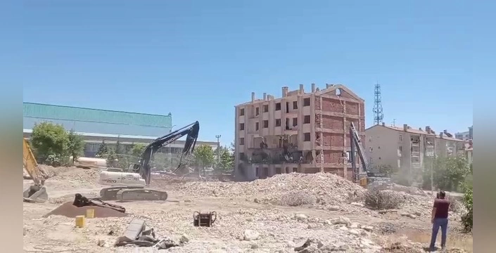 Elazığ'da ağır hasarlı bina yıkıldı: Korna sesi eşliğinde kontrolü sağlandı