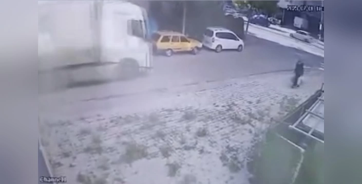 Elazığ'da dehşet: Tır, hafif ticari aracı metrelerce sürükledi