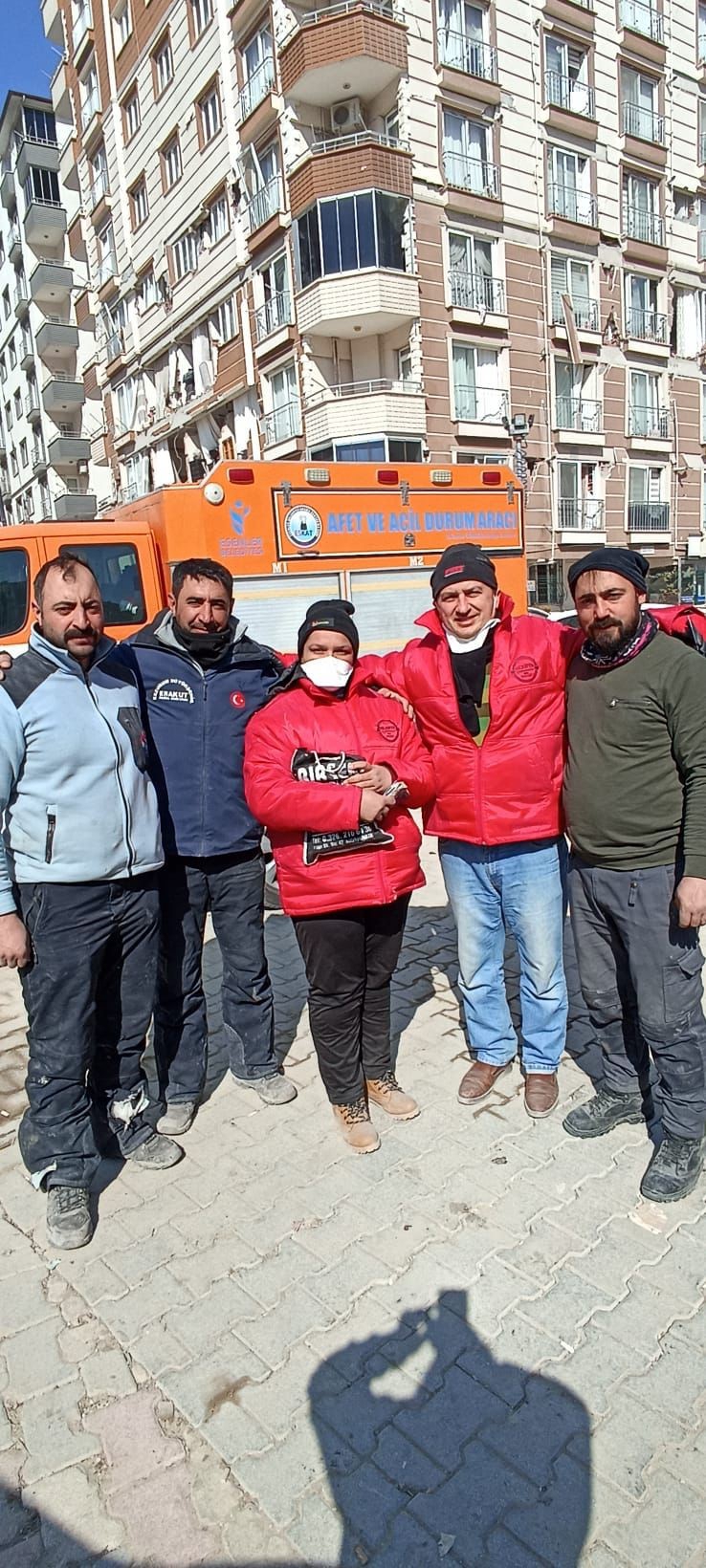 Erzurum Büyükşehir’in ekibi Erakut enkazda bulduğu parayı sahibine teslim etti