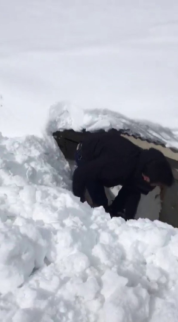 Erzurum'da 2300 rakımlı köyde okul kar altında kayboldu