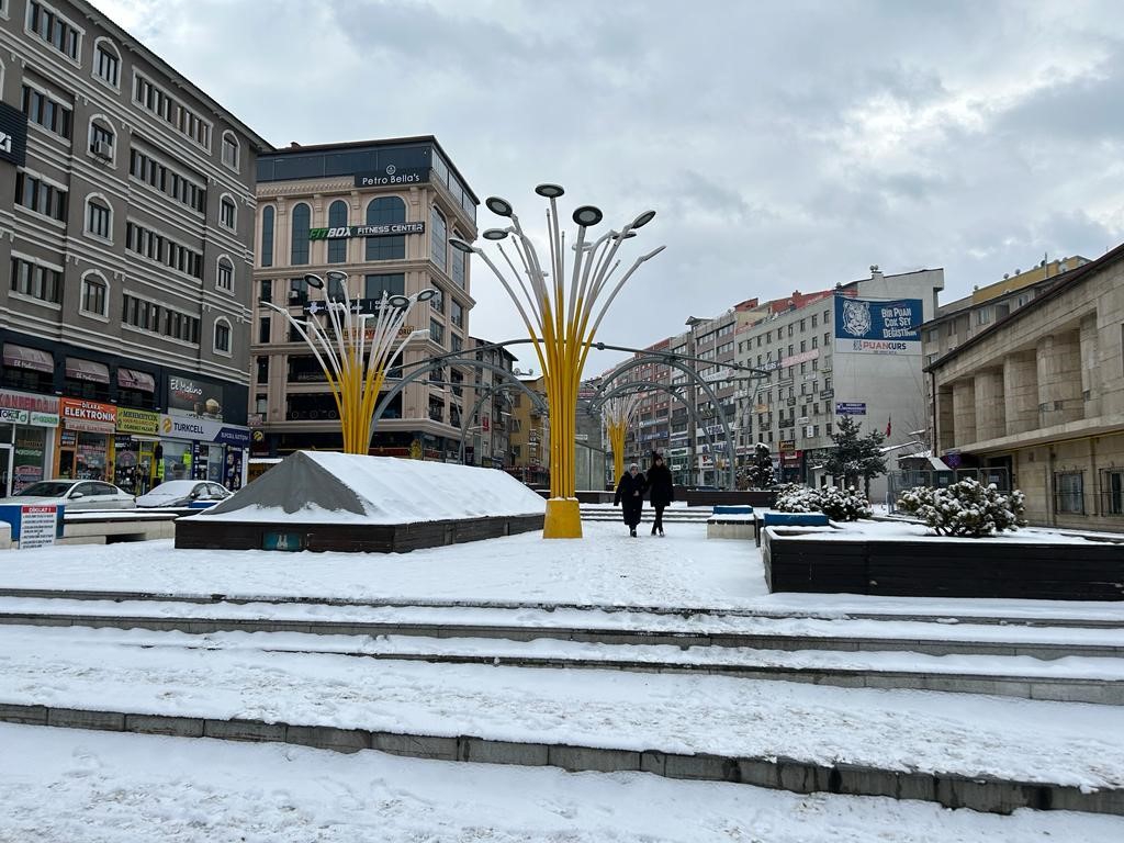 Erzurum'da beklenen kar yağdı, tarihi alanlar beyaza büründü