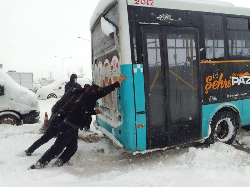 Erzurum'da etkisini gösteren kar yağışı, araç şoförlerini zor durumda bıraktı